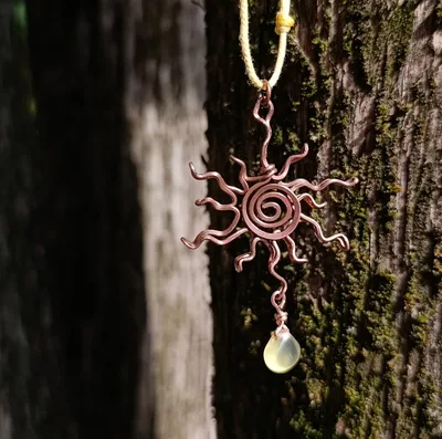 Collana con sole in rame